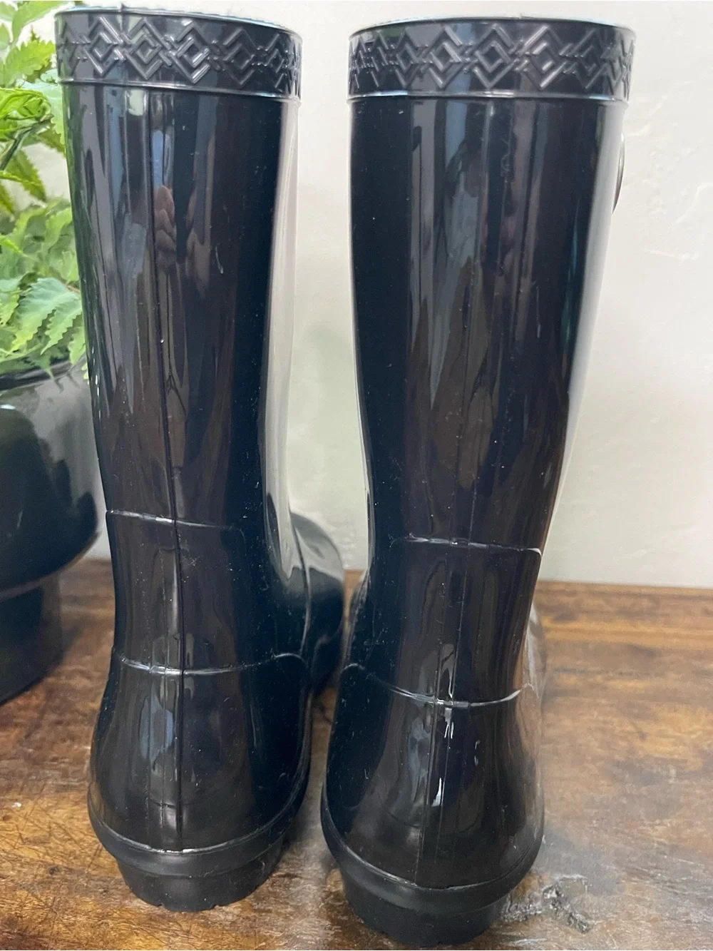 UGG shiny black